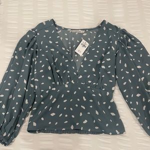 Abercrombie and Fitch balloon top blouse